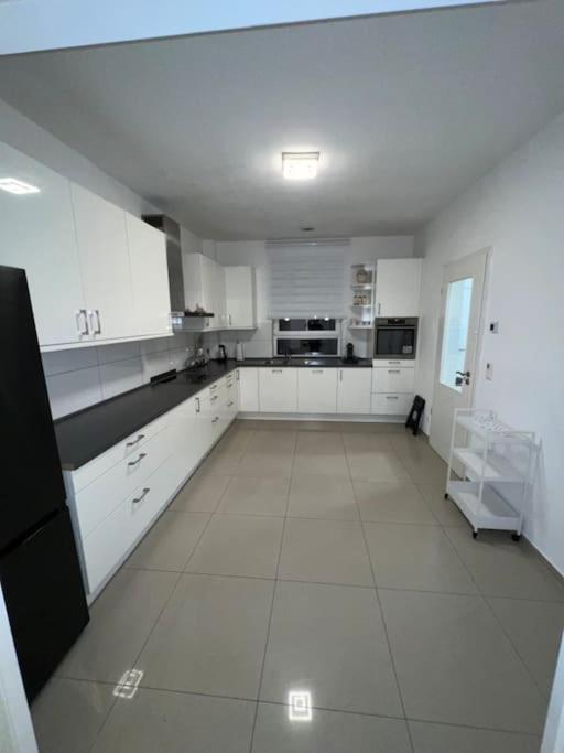 Luxus-doppelhaushaelfte Im Ruhigen Blumenviertel Apartamento Berlim