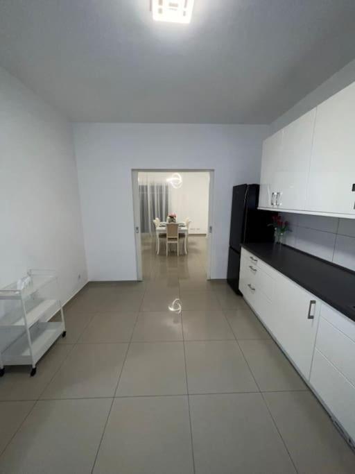 Luxus-doppelhaushaelfte Im Ruhigen Blumenviertel Apartamento