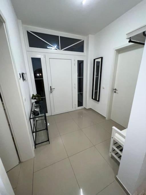 Luxus-doppelhaushaelfte Im Ruhigen Blumenviertel Apartamento